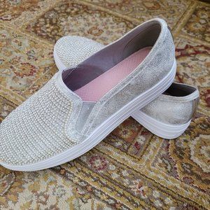 Skechers Bedazzled Slip On Runners new without tags US size 5 fits large